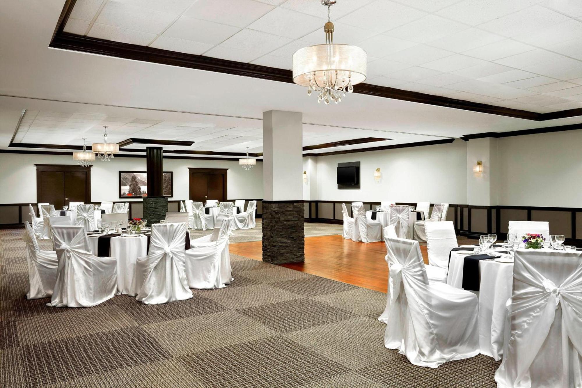 Four Points By Sheraton Hotel & Suites Calgary West Restoran fotoğraf