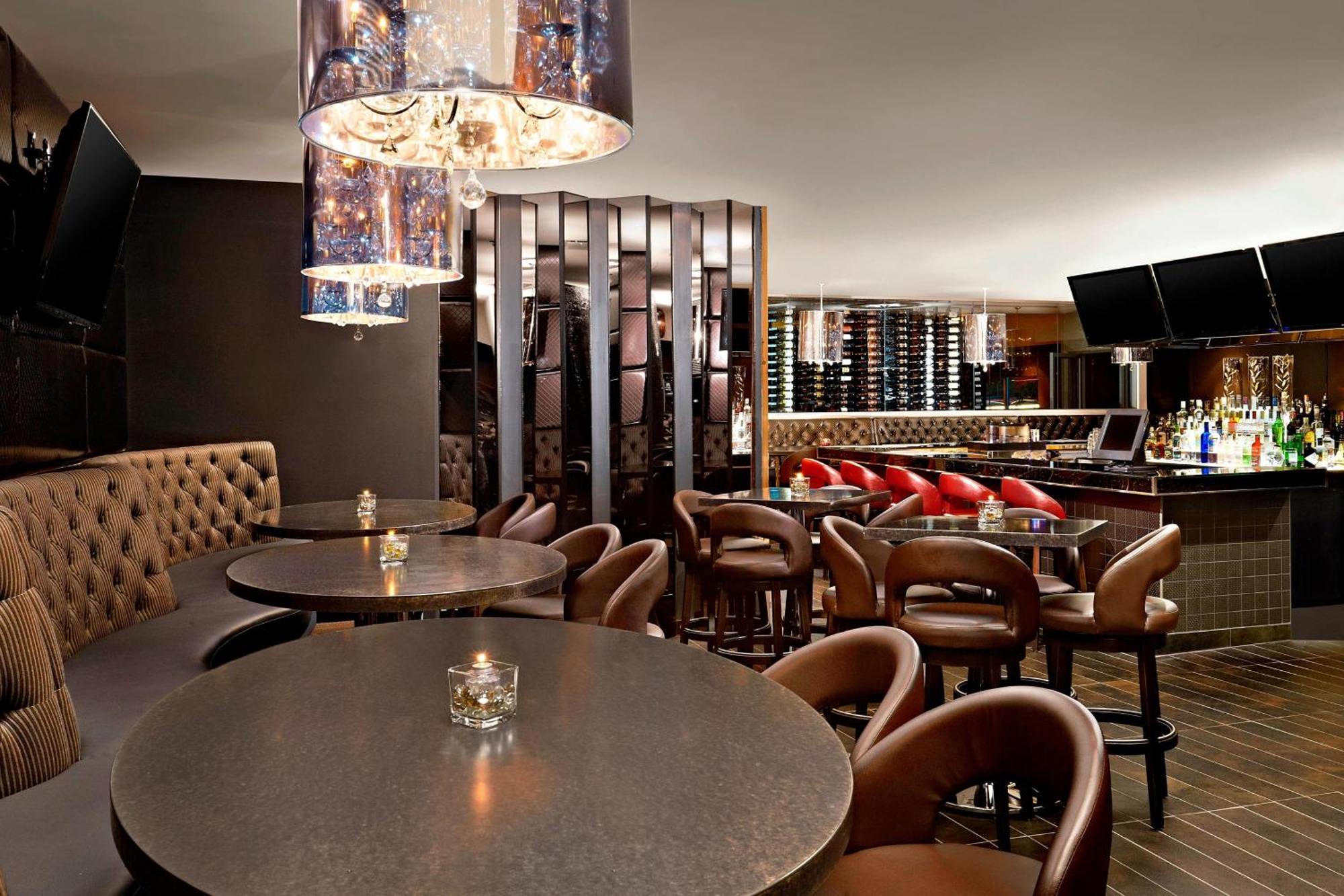 Four Points By Sheraton Hotel & Suites Calgary West Dış mekan fotoğraf