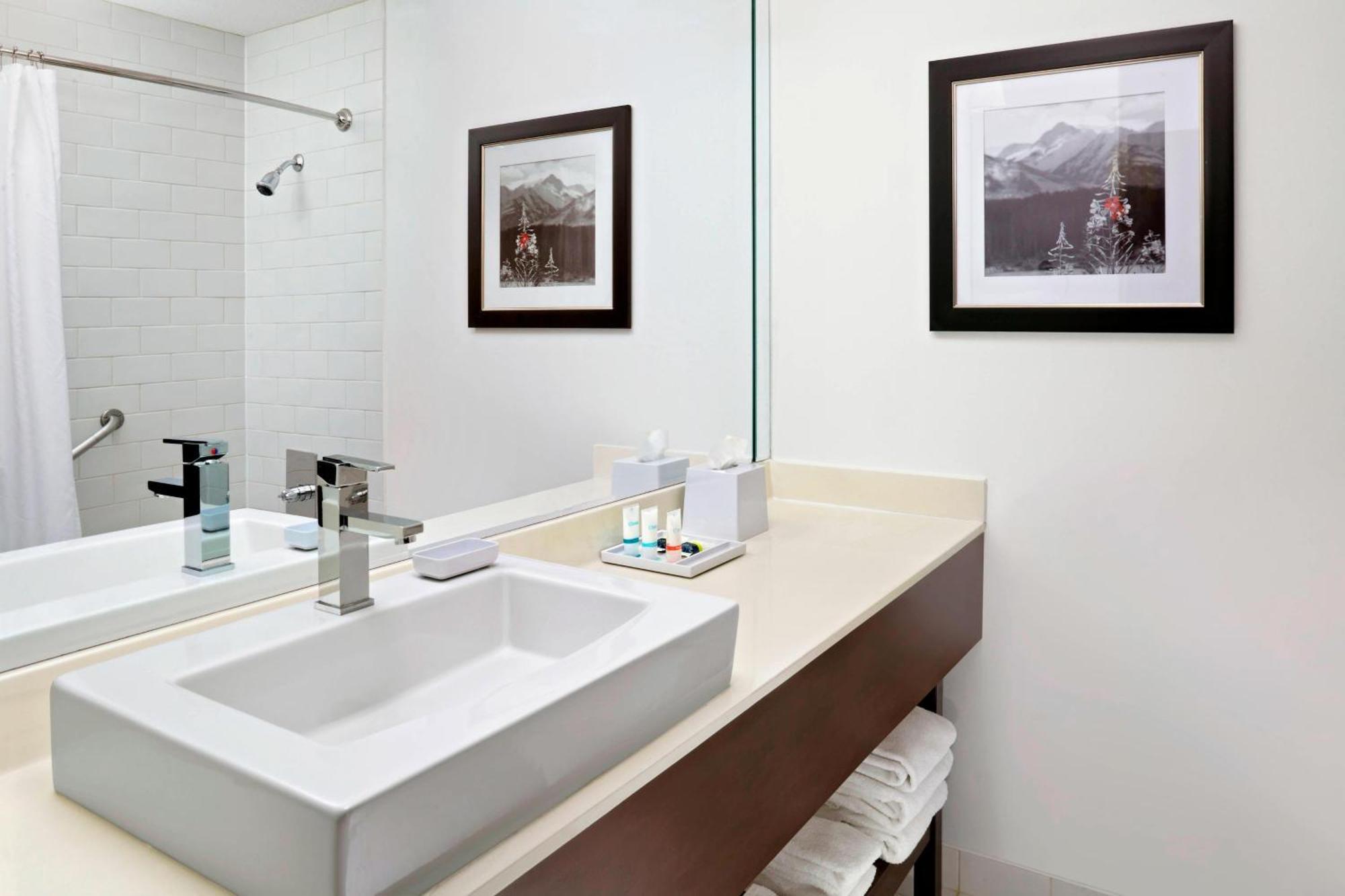 Four Points By Sheraton Hotel & Suites Calgary West Dış mekan fotoğraf